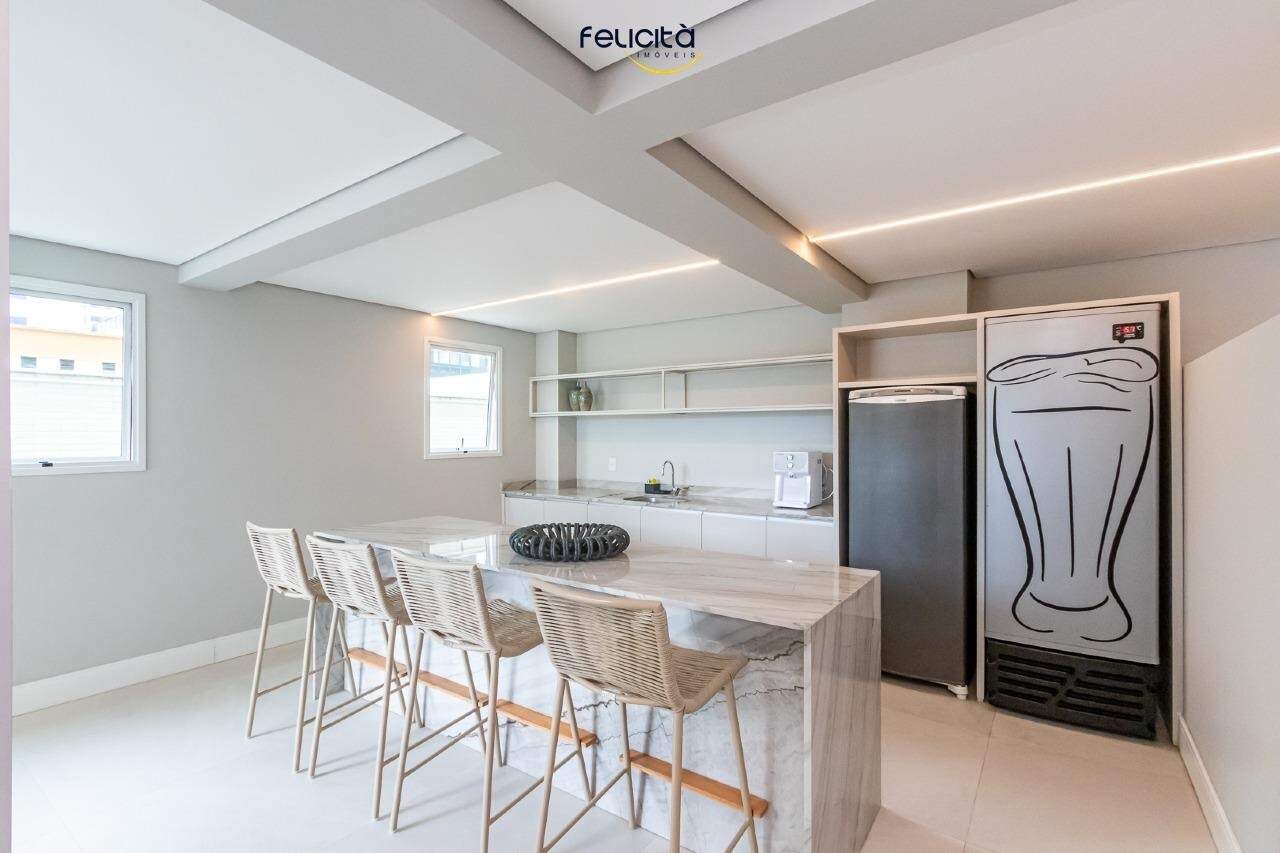 Espaço gourmet com bancada, geladeiras e cervejeira