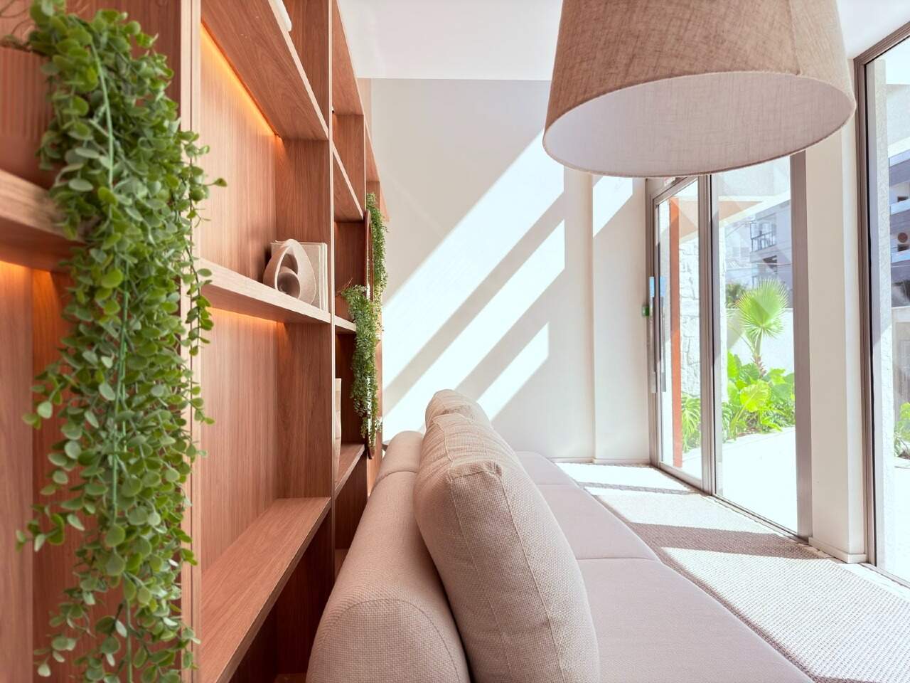 Estante de madeira com plantas no hall de entrada