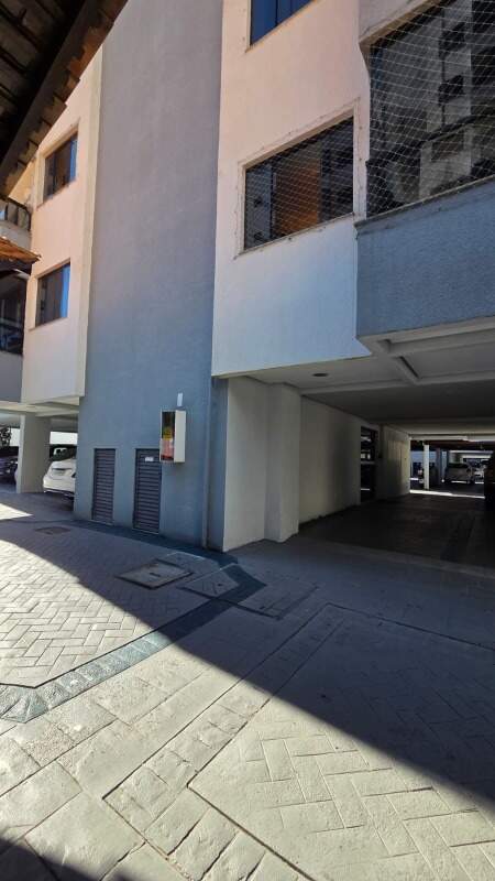 Bloco residencial e entrada da garagem