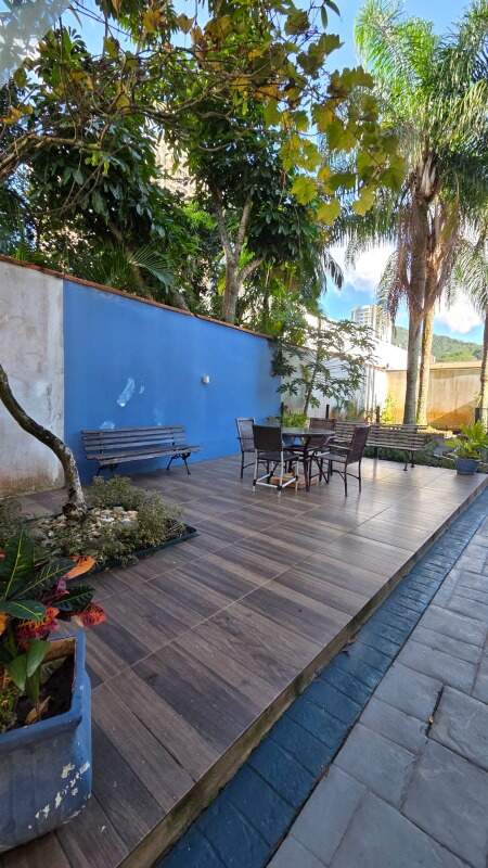 Deck com mesas junto ao jardim