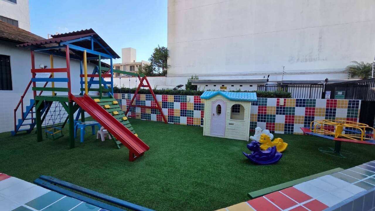 Playground com grama sintética