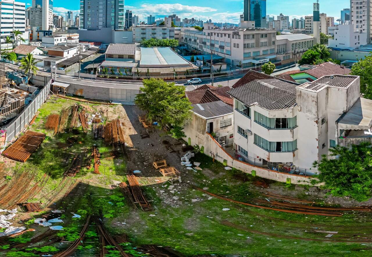 Terreno do Bothanic na Rua Felipe Schmidt, em maio de 2025 (foto de drone)