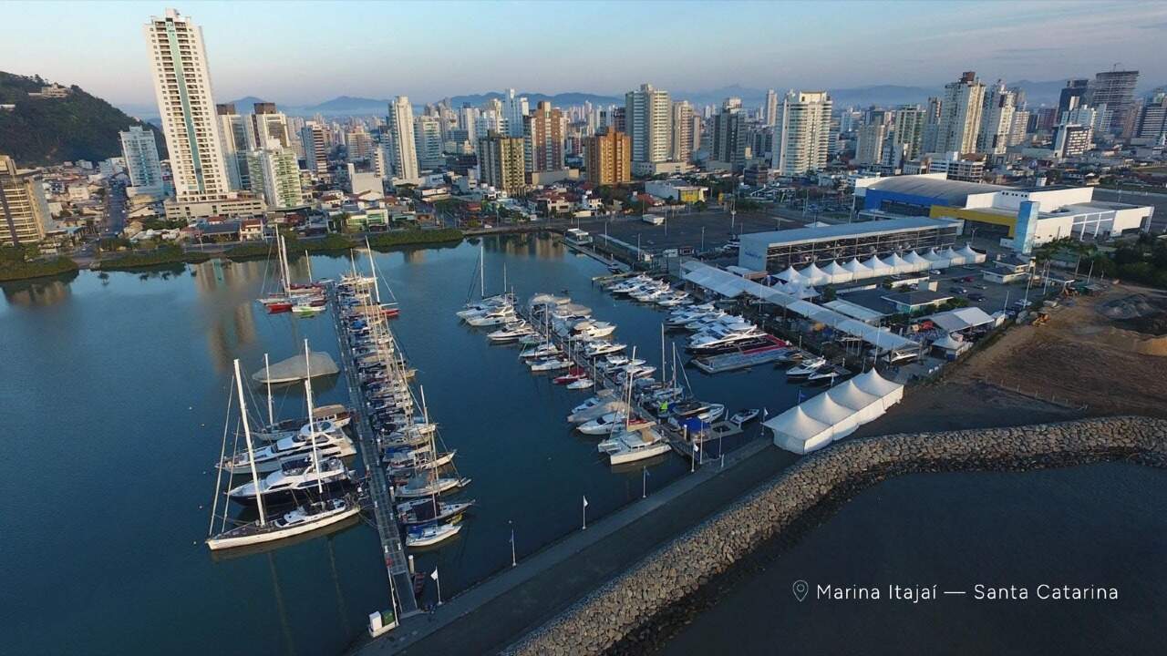 Marina Itajaí, a cerca de 150 metros do Marina Bay
