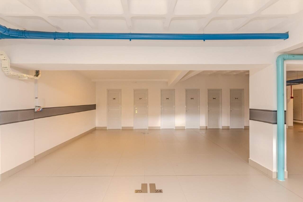 Hall dos depósitos privativos no subsolo do Edifício Four Seasons