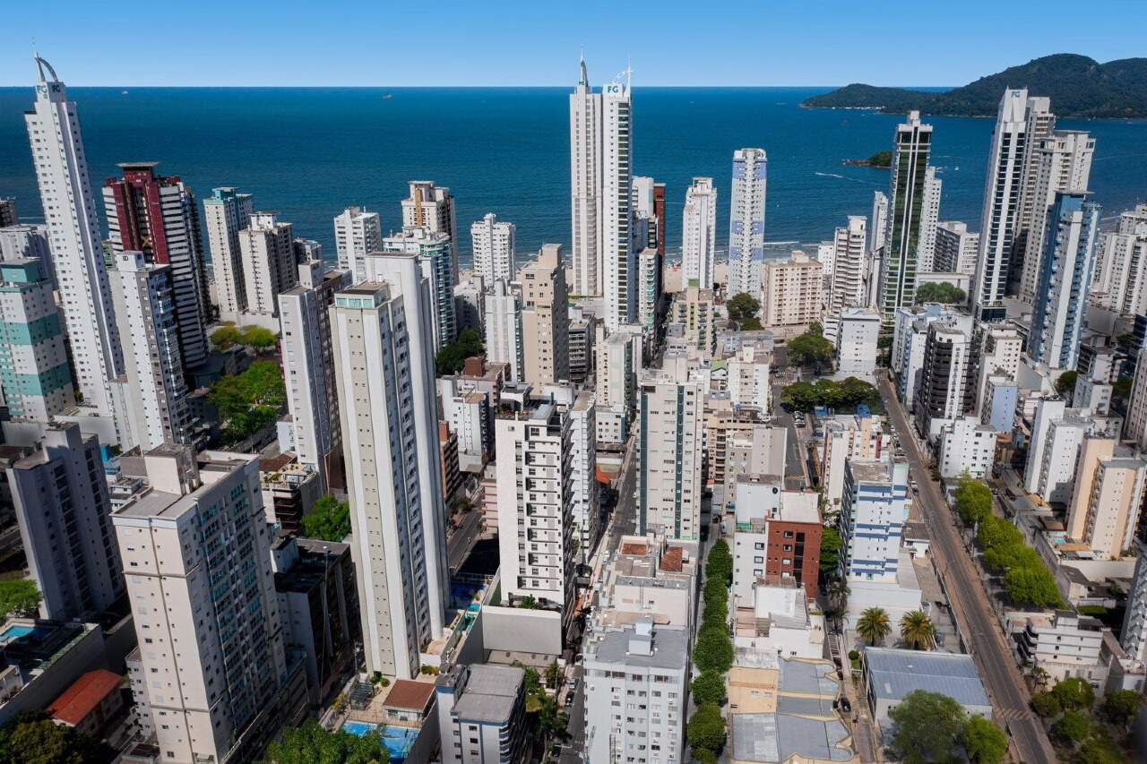 Centro de Balneário Camboriú e a Praia Central vistos do alto