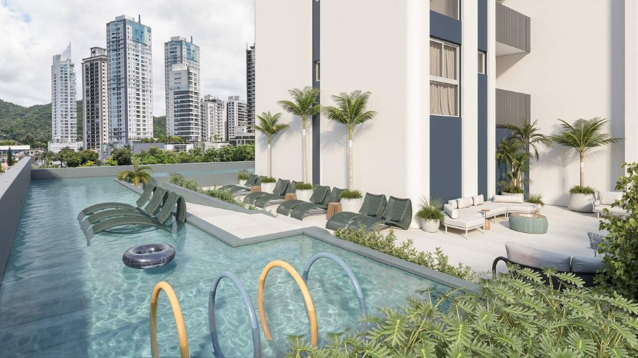 Piscina com deck molhado e espreguiçadeiras dentro da água (imagem ilustrativa)