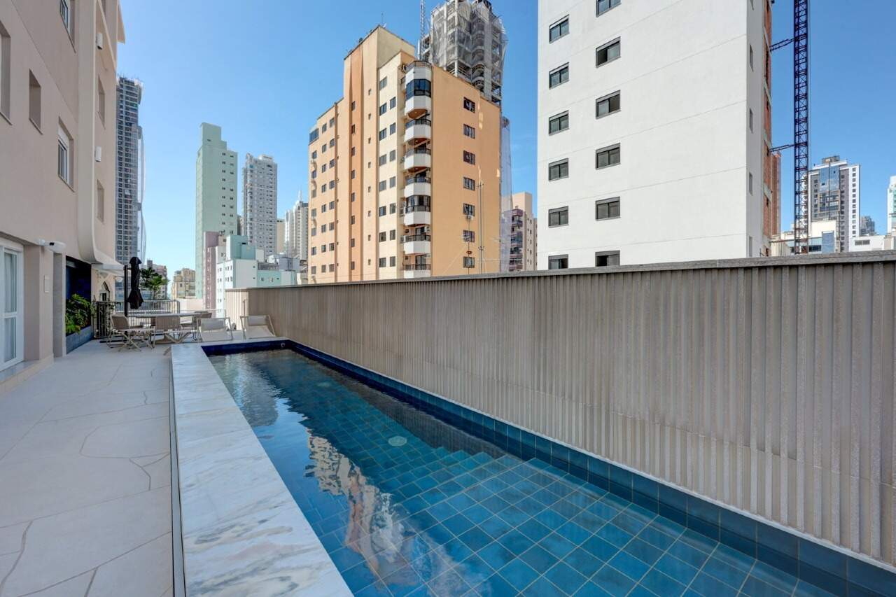 Piscina com raia no lazer do Toulon Residence