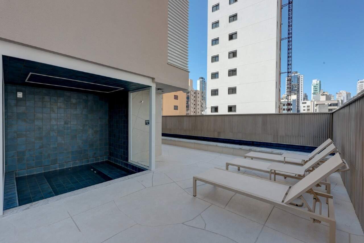 Terraço da piscina com espreguiçadeiras