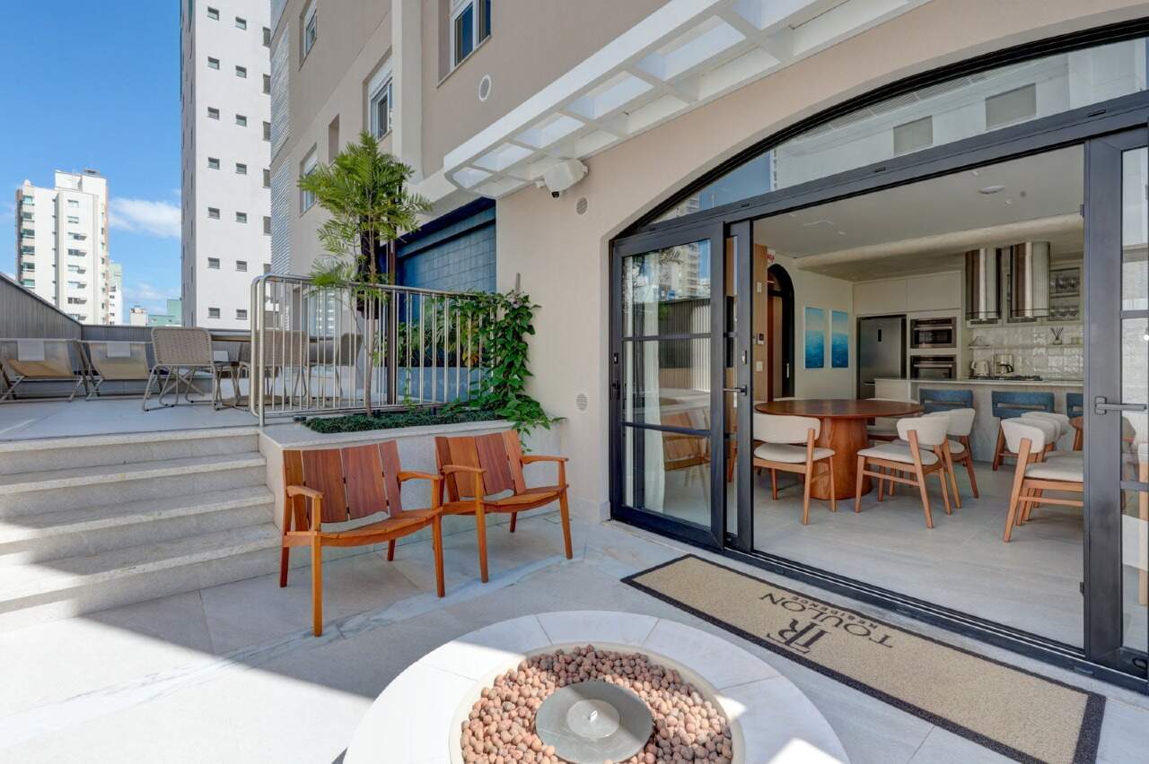 Lounge externo com braseiro no terraço de lazer