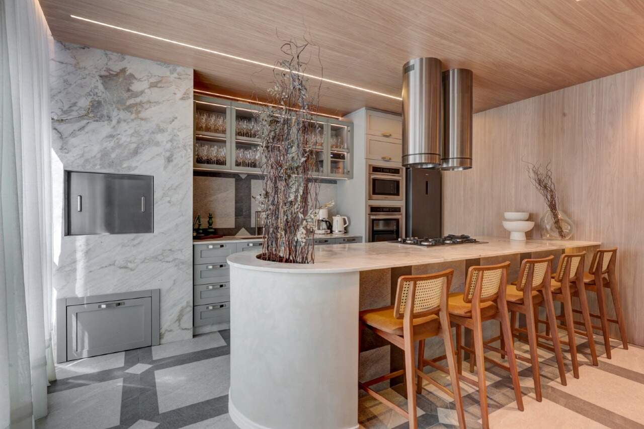 Espaço gourmet com ilha, cooktop e churrasqueira embutida