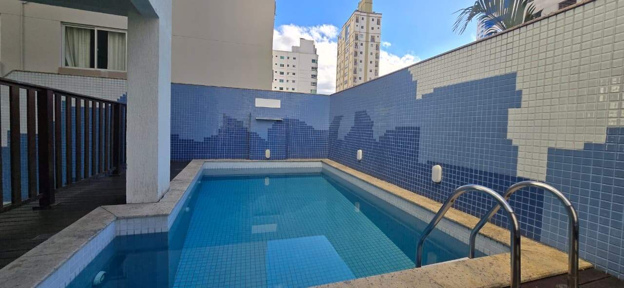 Piscina do condomínio.