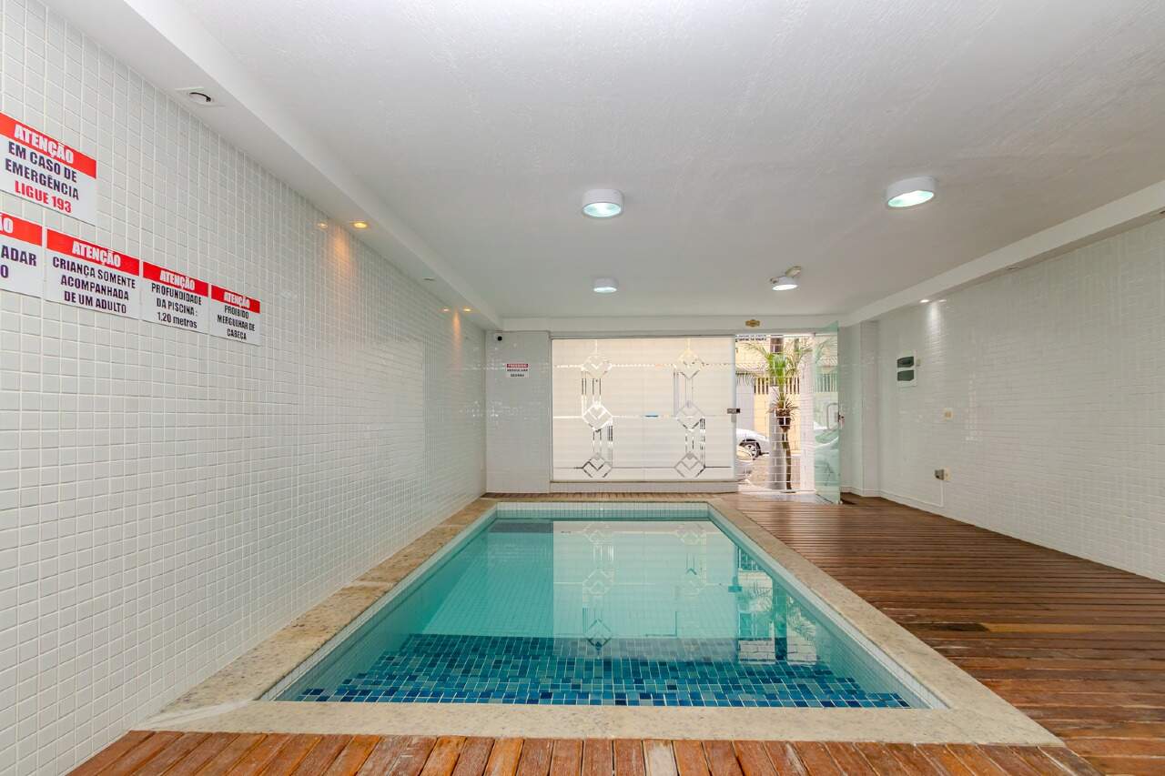 Piscina coberta do Leal Tower Residence, fotografia real