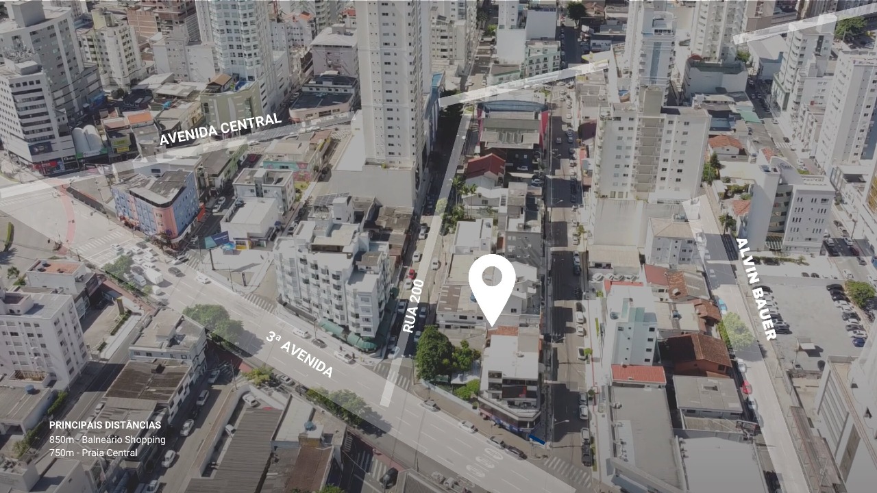 Localização na Rua 200, entre a 3ª Avenida e a Avenida Central, no Centro de Balneário Camboriú