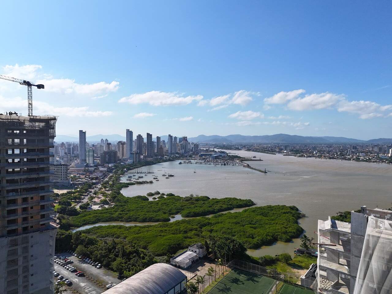 Saco da Fazenda, Beira-Rio e foz do Itajaí-Açu vistos do alto, sobre o terreno (foto de drone)