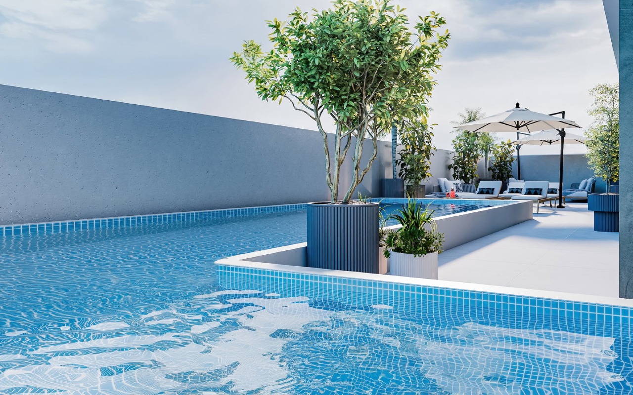 Piscina com espreguiçadeiras e jardineiras (imagem ilustrativa)