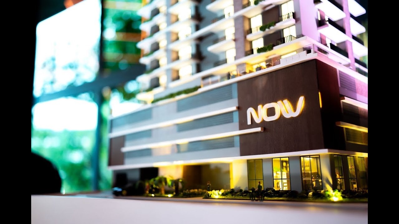 Maquete física do NOW Residence, com o letreiro iluminado na esquina