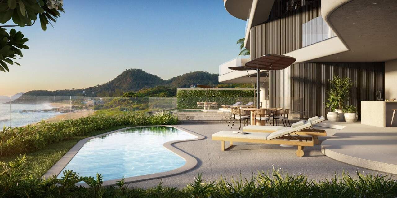 Piscina privativa com deck e vista para o mar (imagem ilustrativa)