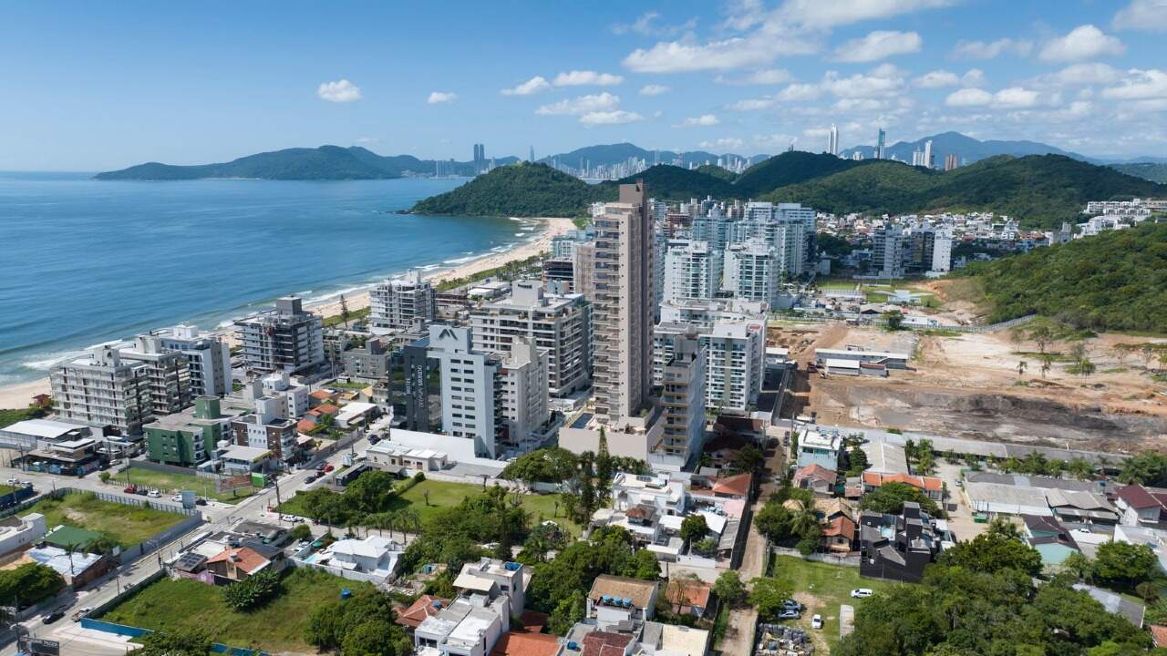 Fotomontagem aérea da Praia Brava com o Surya (imagem ilustrativa)