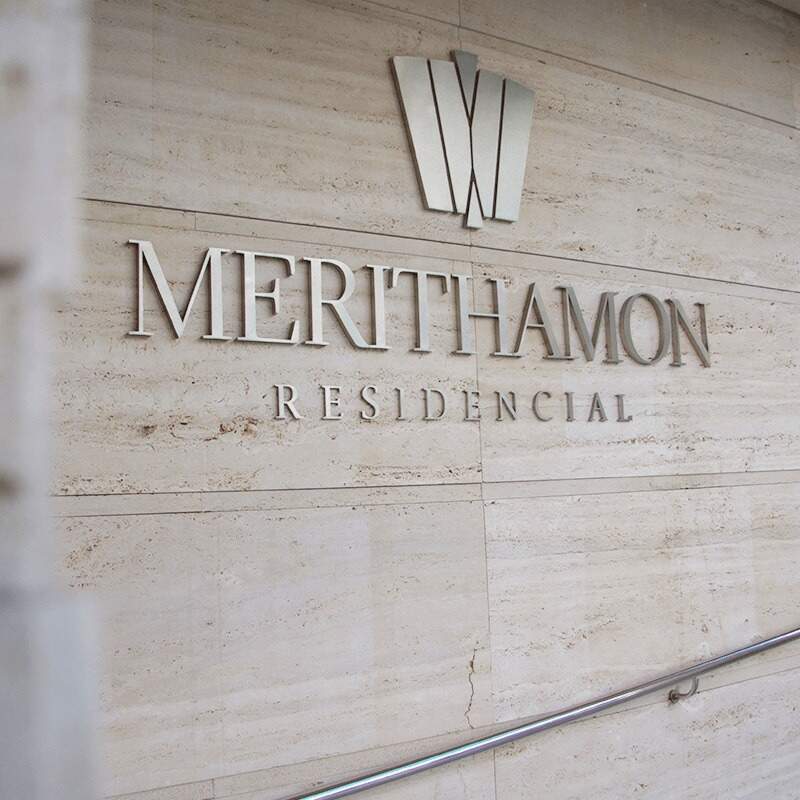Letreiro do Merithamon Residencial na entrada do prédio