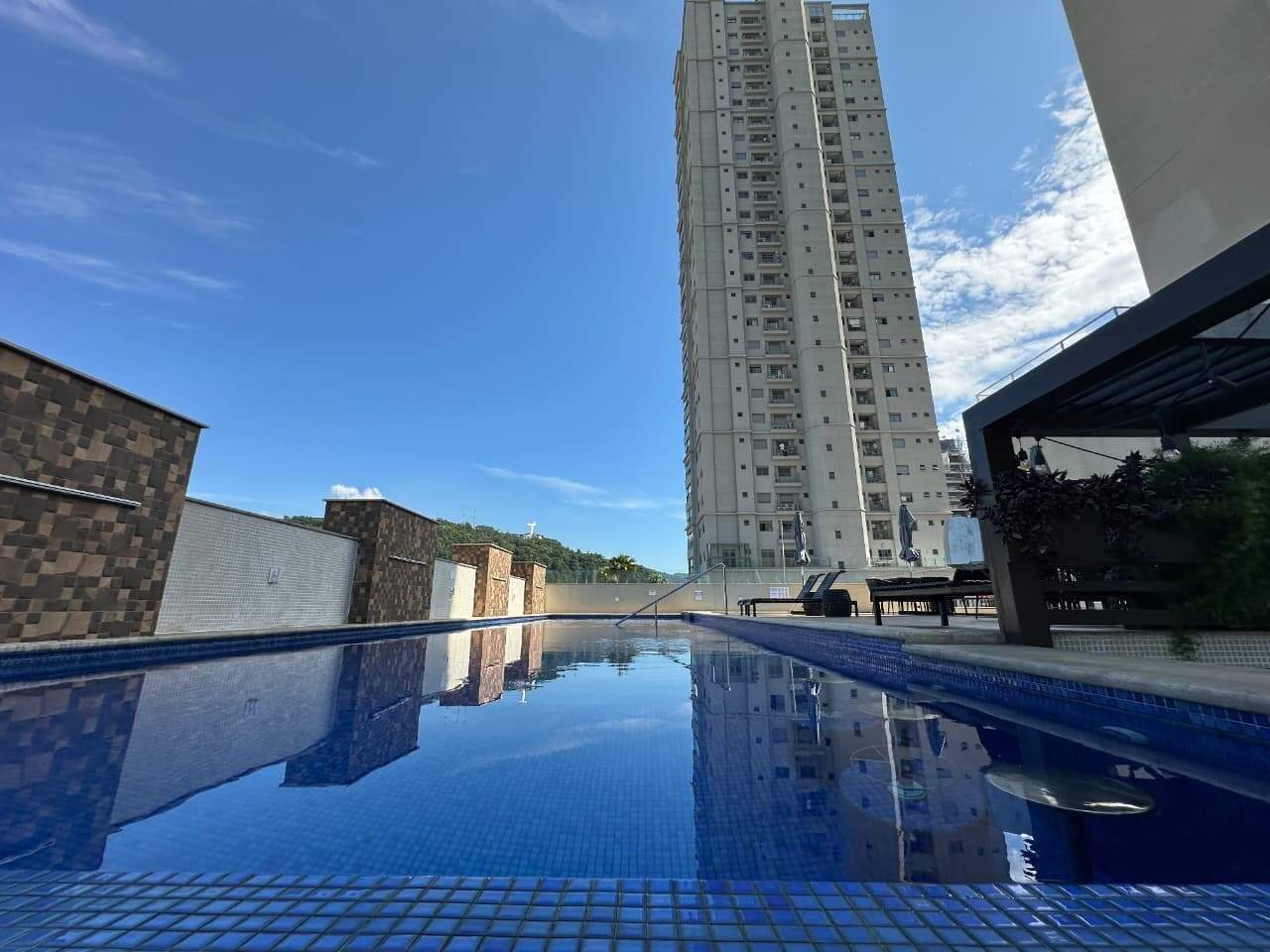 Piscina do terraço de lazer, cercada pelos prédios do Centro