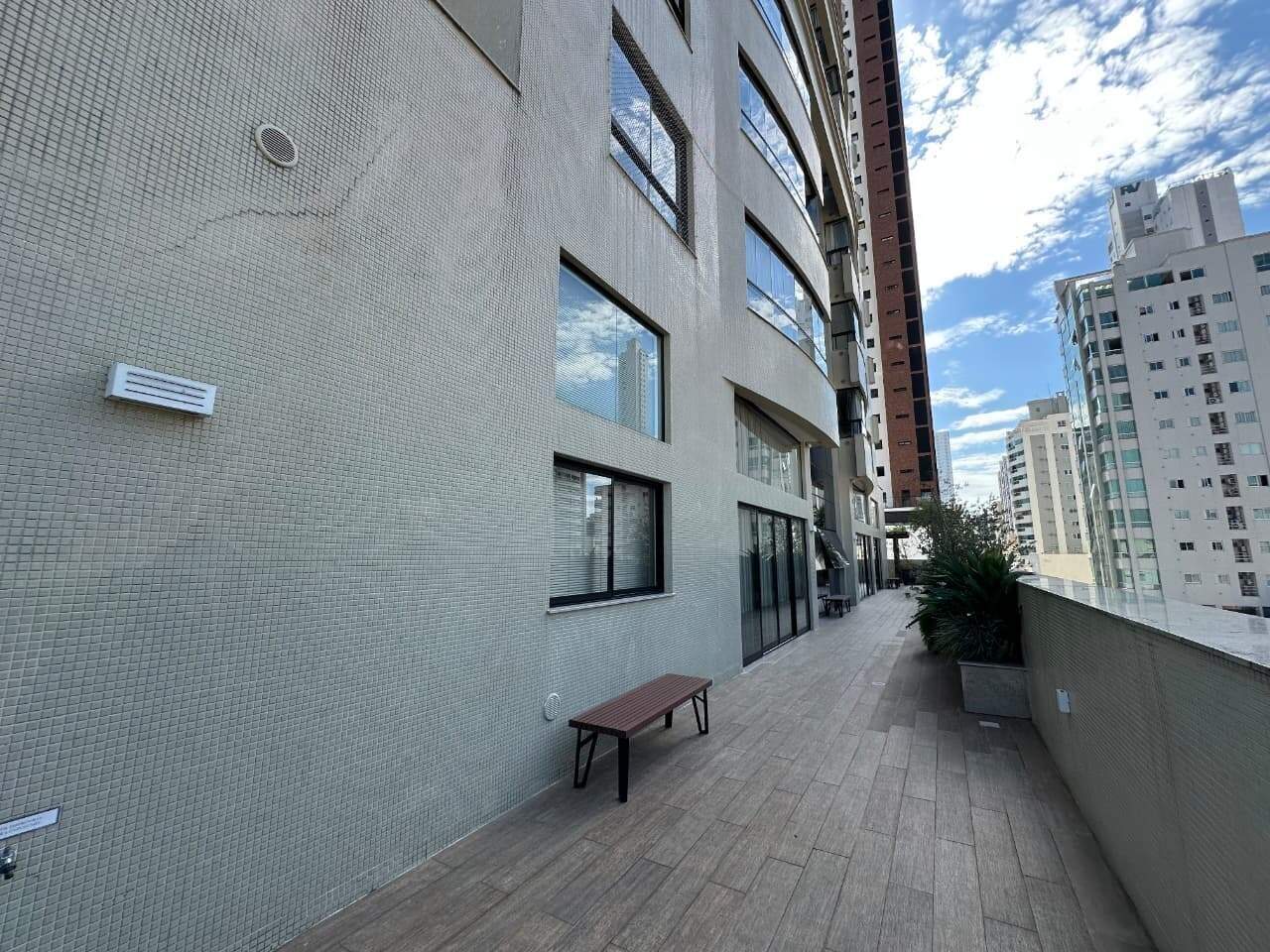 Circulação externa do lazer, com banco e jardineira