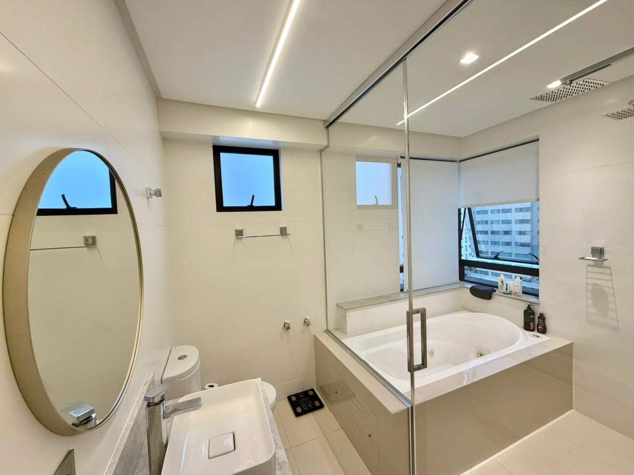 Banheira de hidromassagem da suíte master de um apartamento de 127 m²