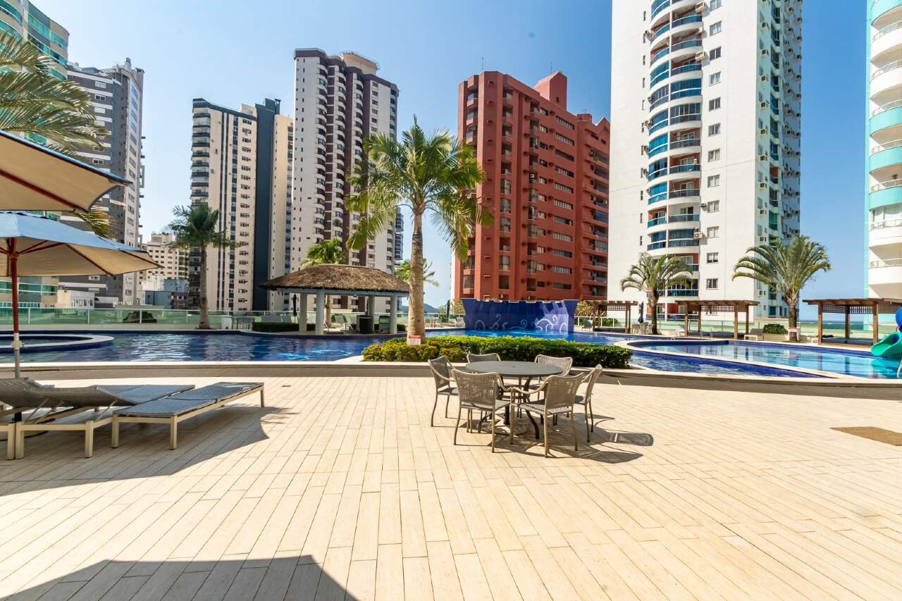 Piscina e área externa do Villa Serena Home Club