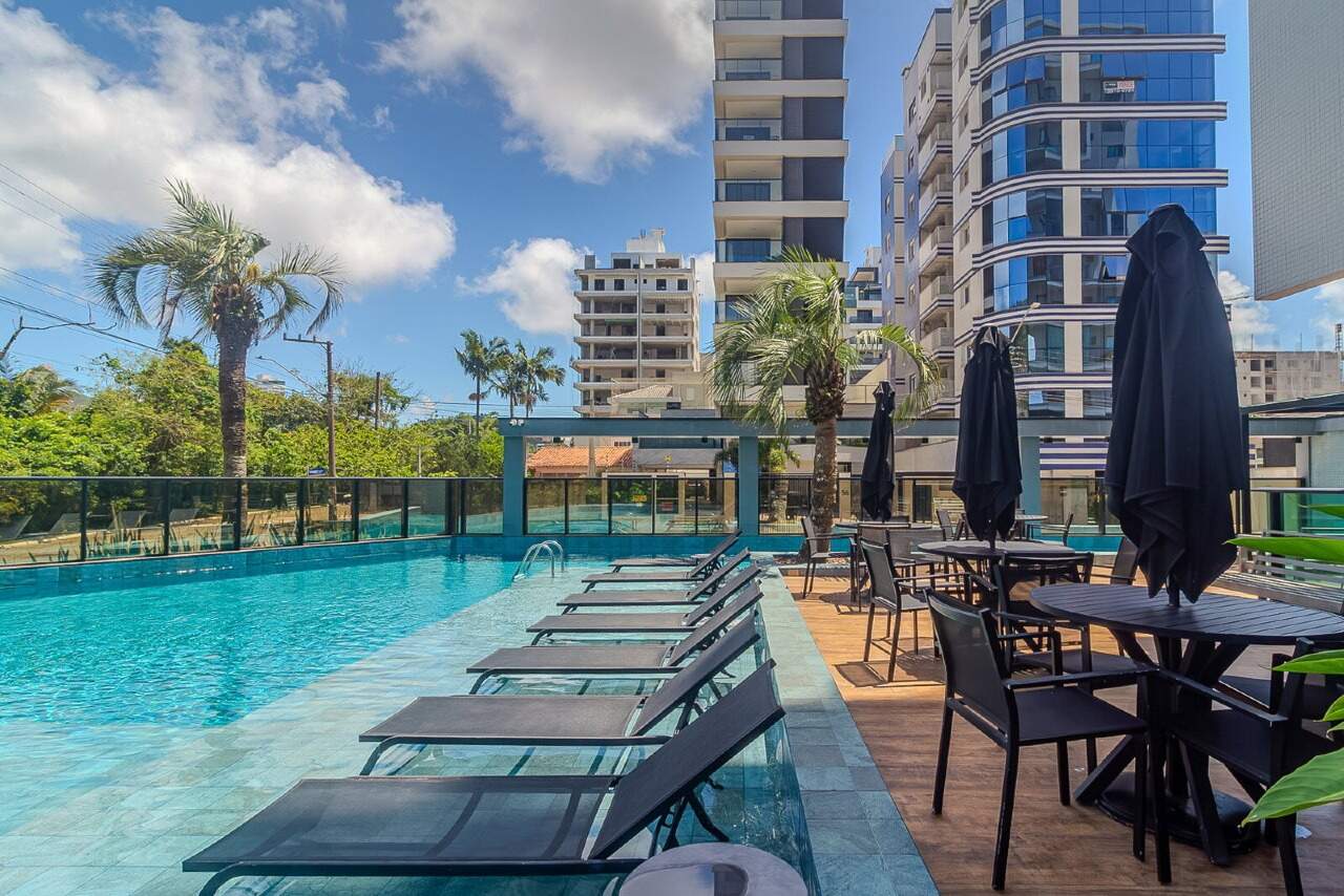 Piscina com prainha e espreguiçadeiras
