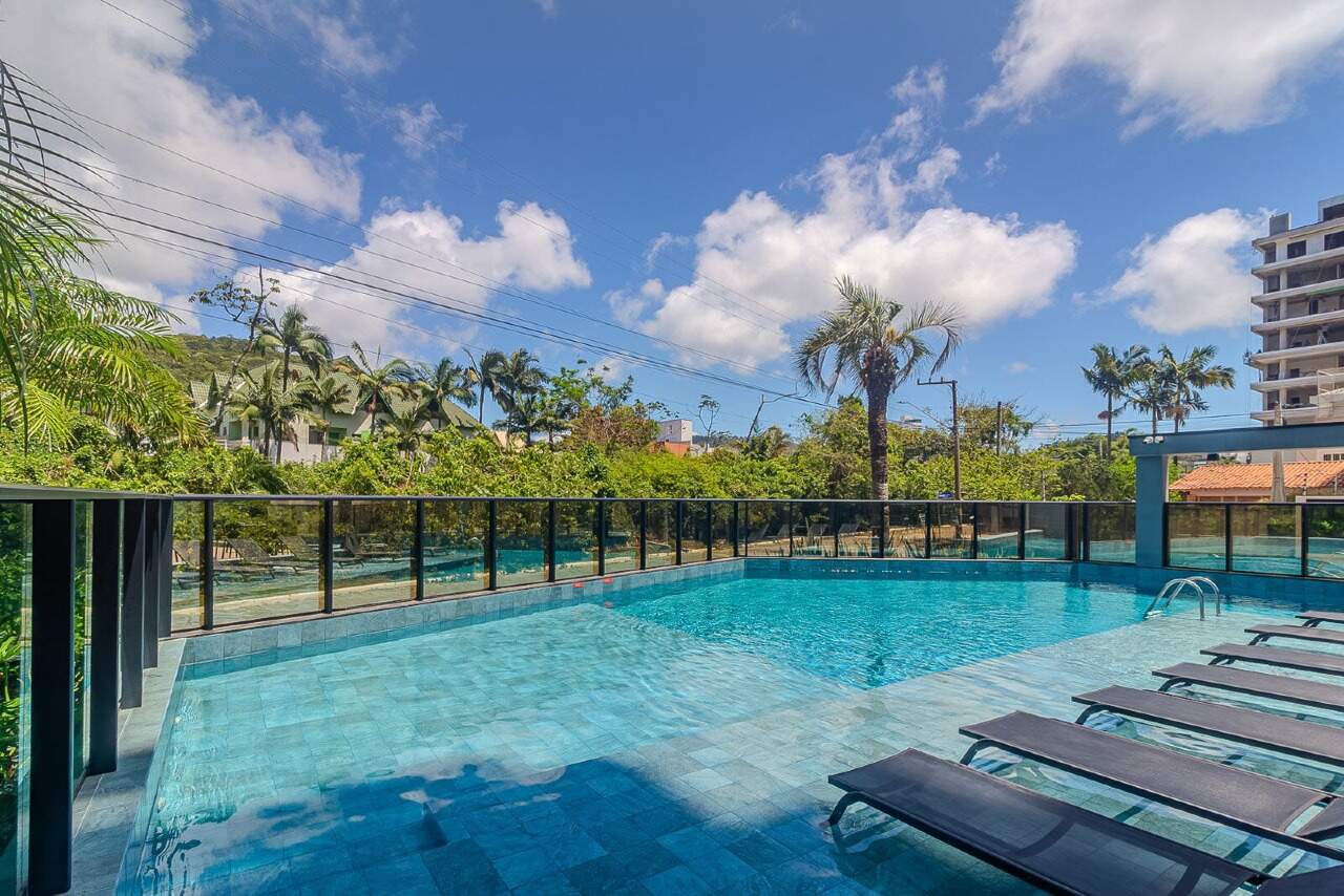 Piscina adulto com deck e guarda-corpo de vidro