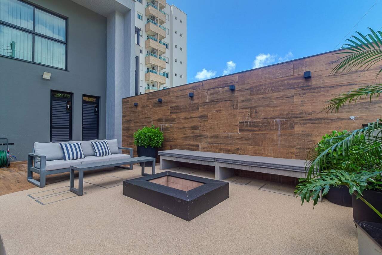 Terraço lounge com sofá e fogo de chão