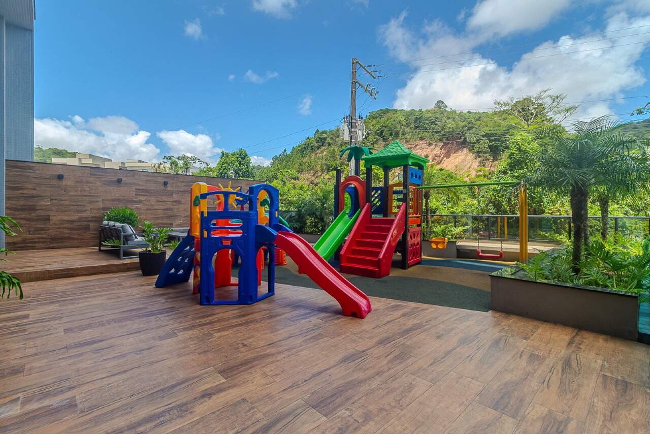 Playground sobre deck de madeira, com os morros ao fundo
