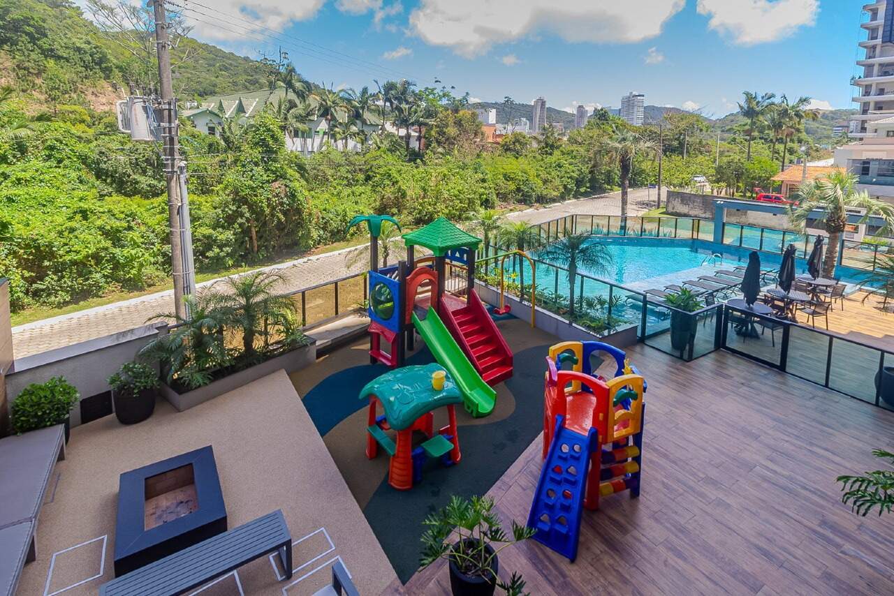 Playground e piscina vistos do alto