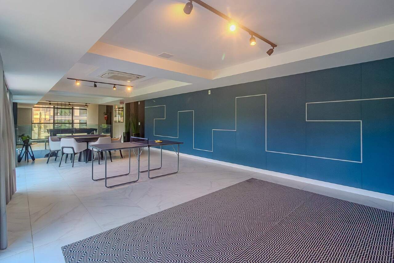 Sala de jogos com mesa de pingue-pongue