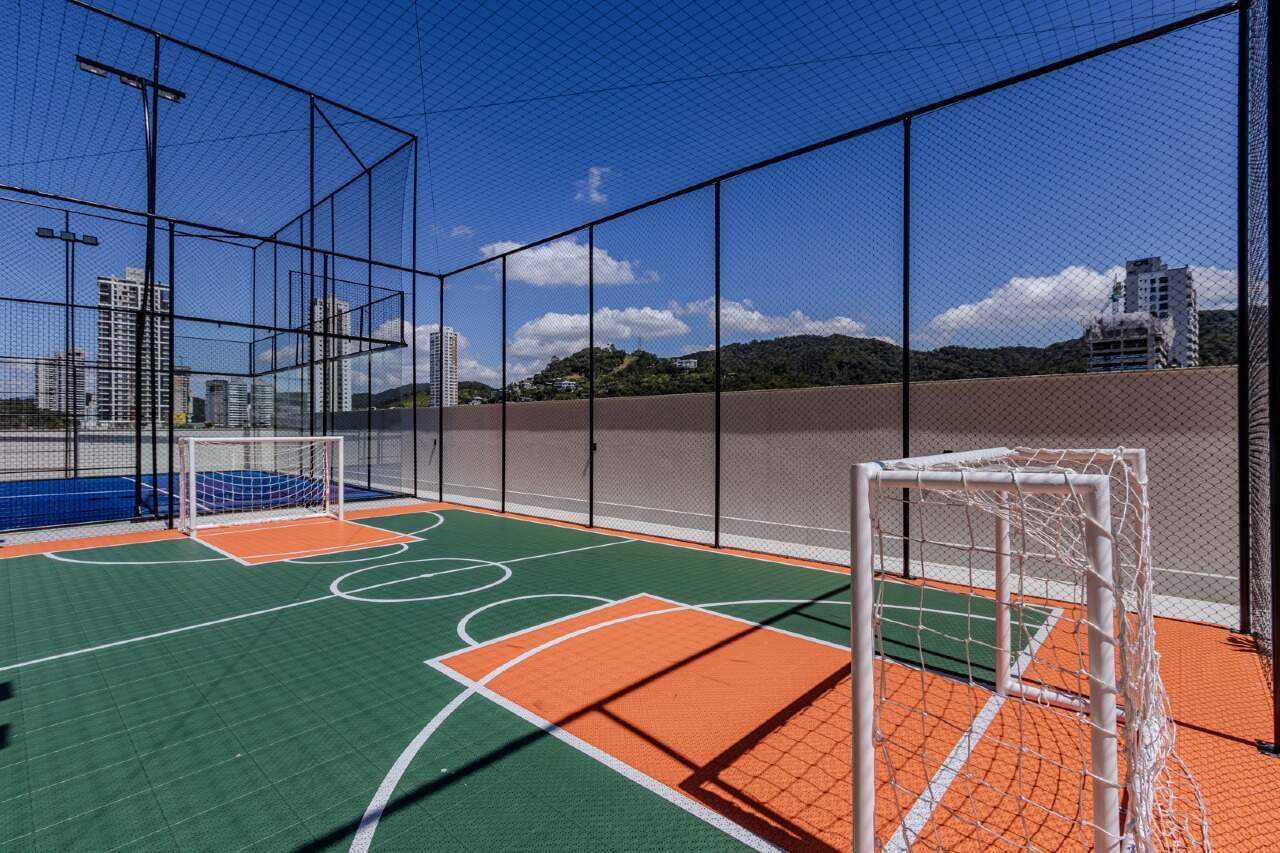 Quadra poliesportiva com gol e cesta