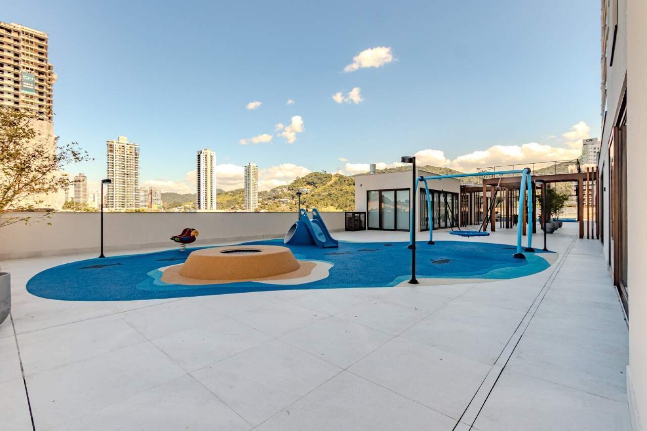Playground com piso emborrachado colorido