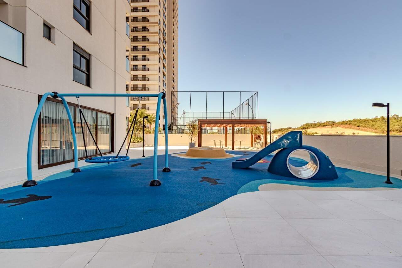 Playground com balanços e escorregador