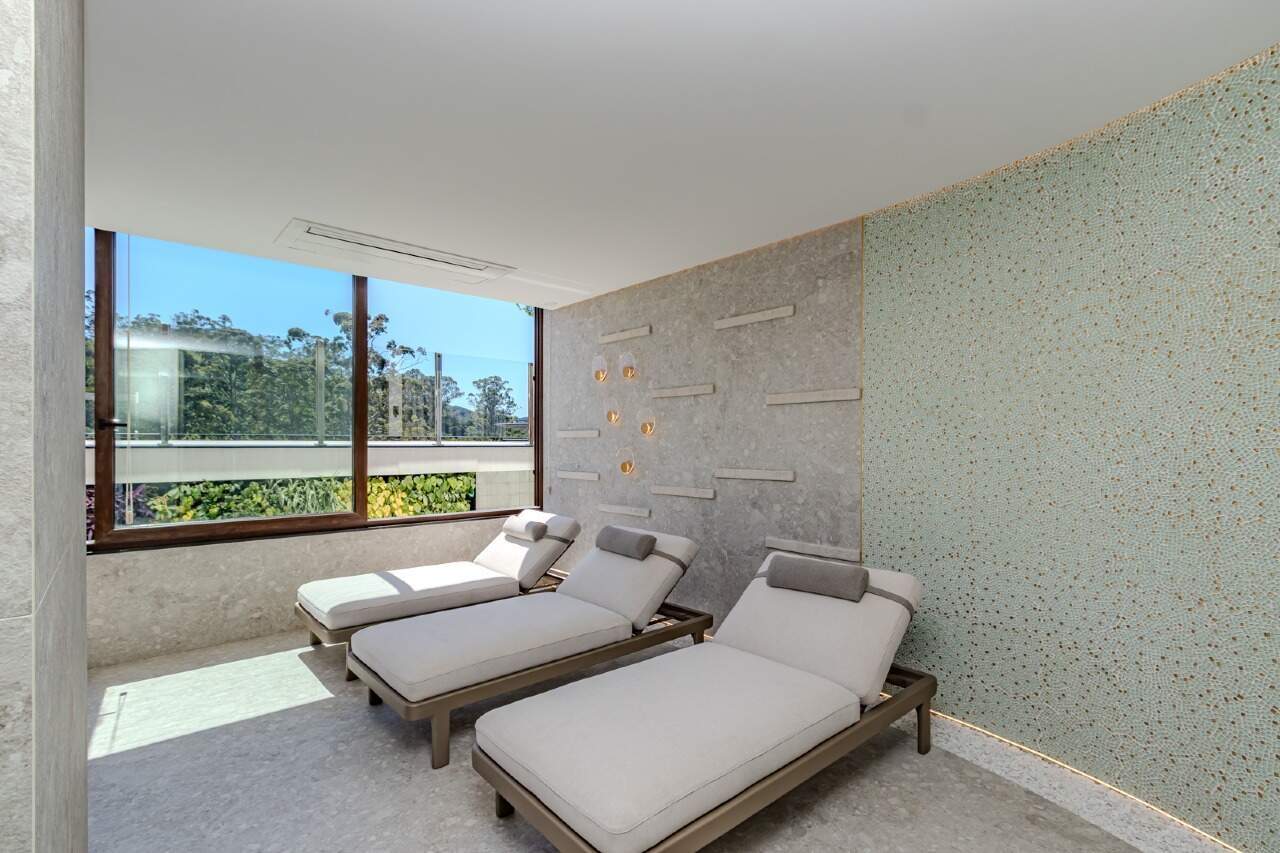 Sala de descanso com espreguiçadeiras