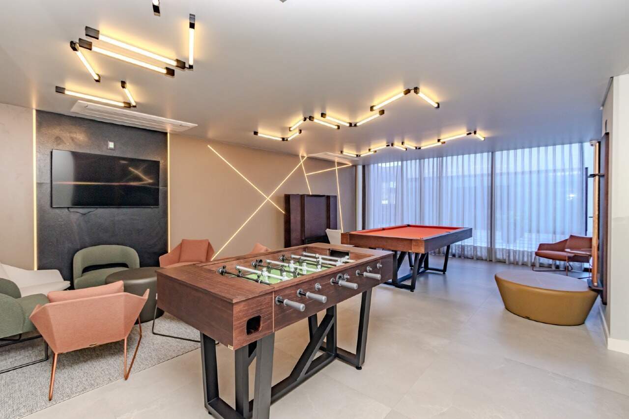 Sala de jogos com pebolim e sinuca