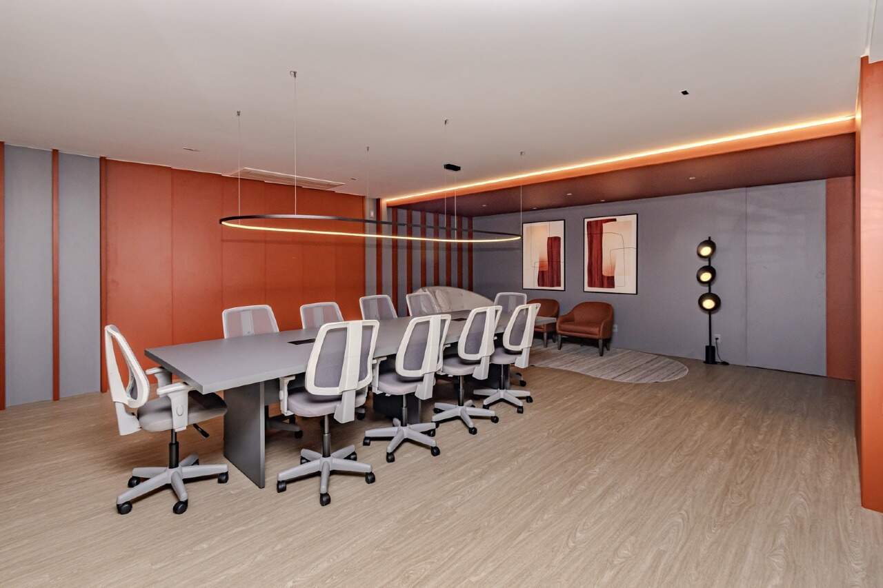 Sala de reuniões com mesa e cadeiras de escritório