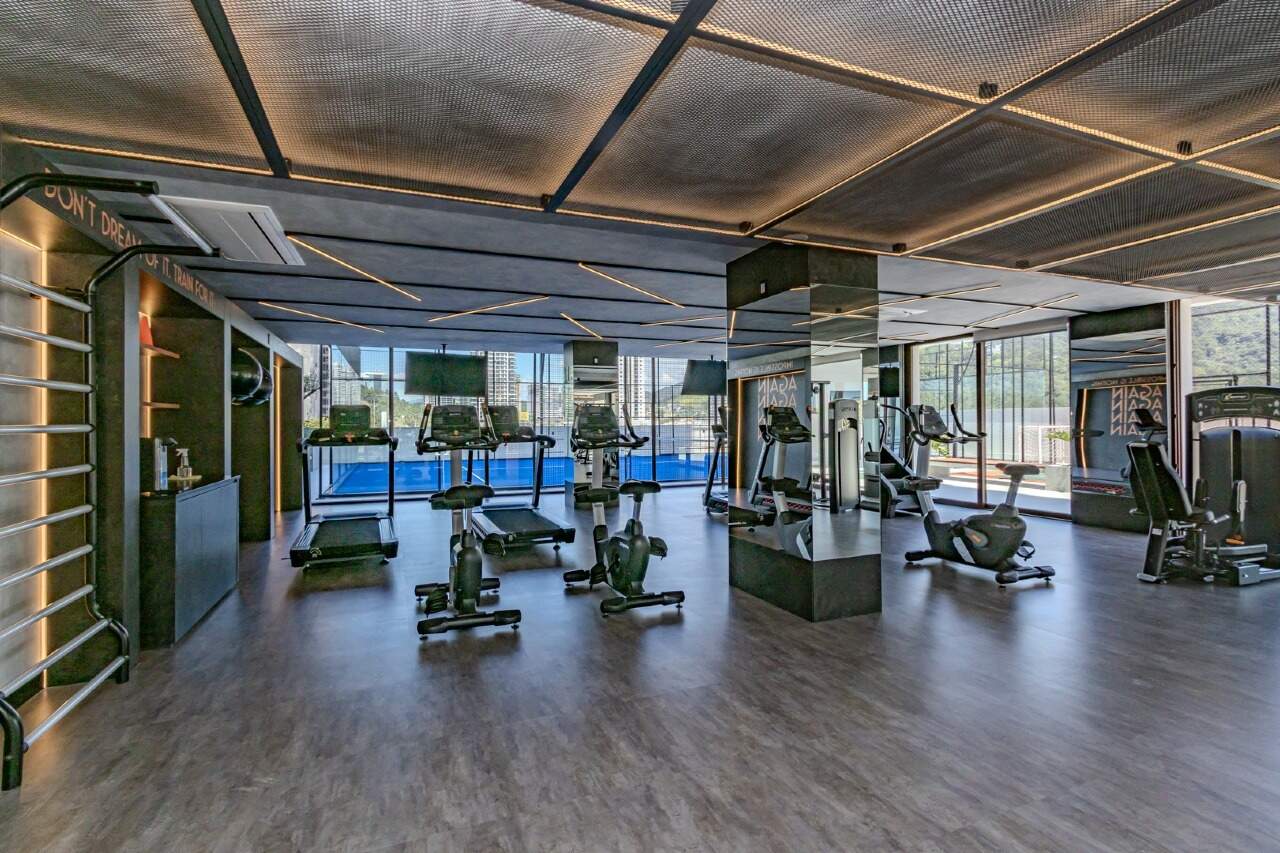 Academia com vista para a quadra de padel