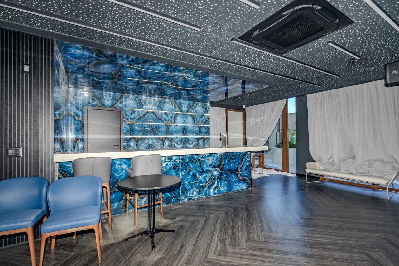 Pub com balcão iluminado em azul