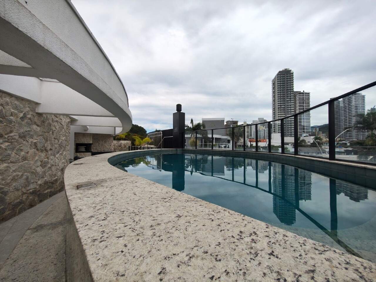Piscina com borda curva no terraço de lazer do Brava Coast
