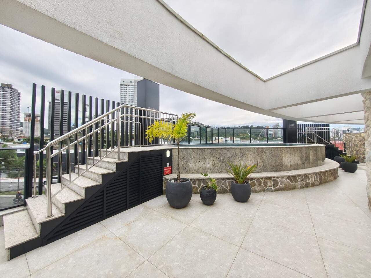 Terraço de lazer com escada e vasos