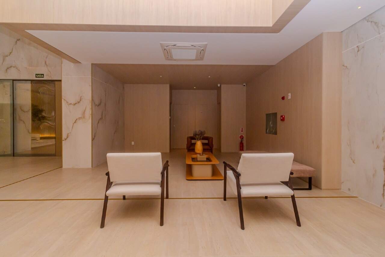 Estar do hall da Torre Brisa, com poltronas
