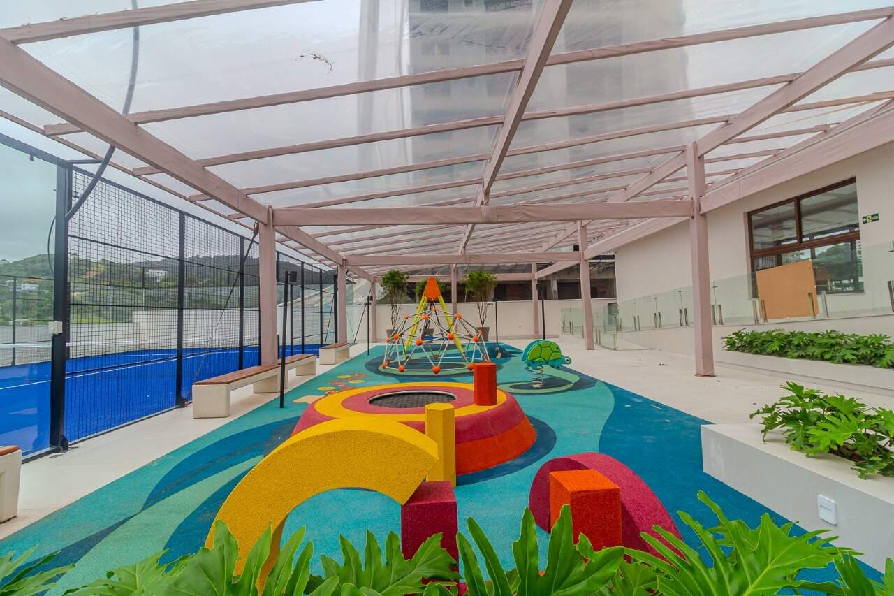 Playground coberto com brinquedos coloridos