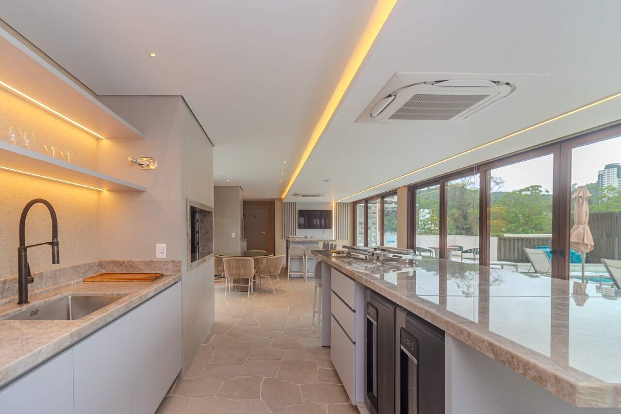 Espaço gourmet com cozinha equipada