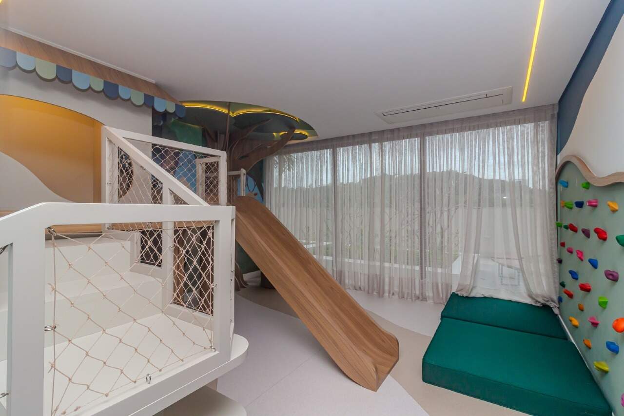 Brinquedoteca com escorregador e parede de escalada