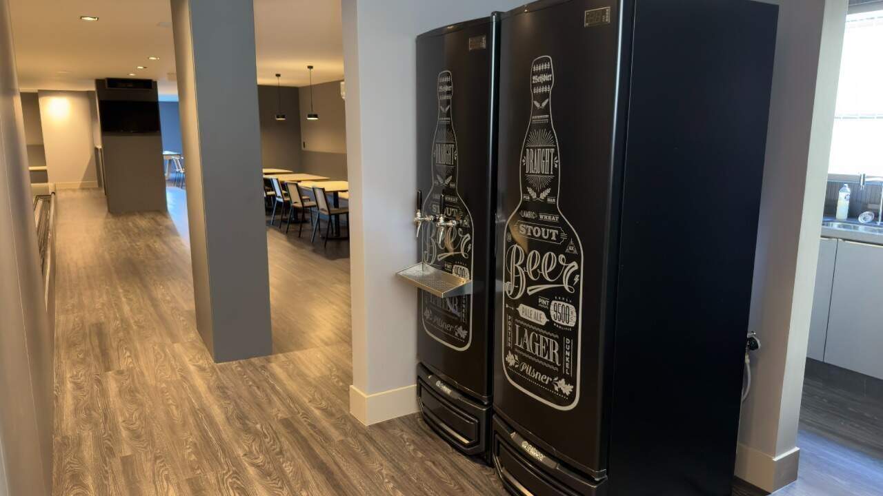 Área com cervejeiras decoradas e mesas