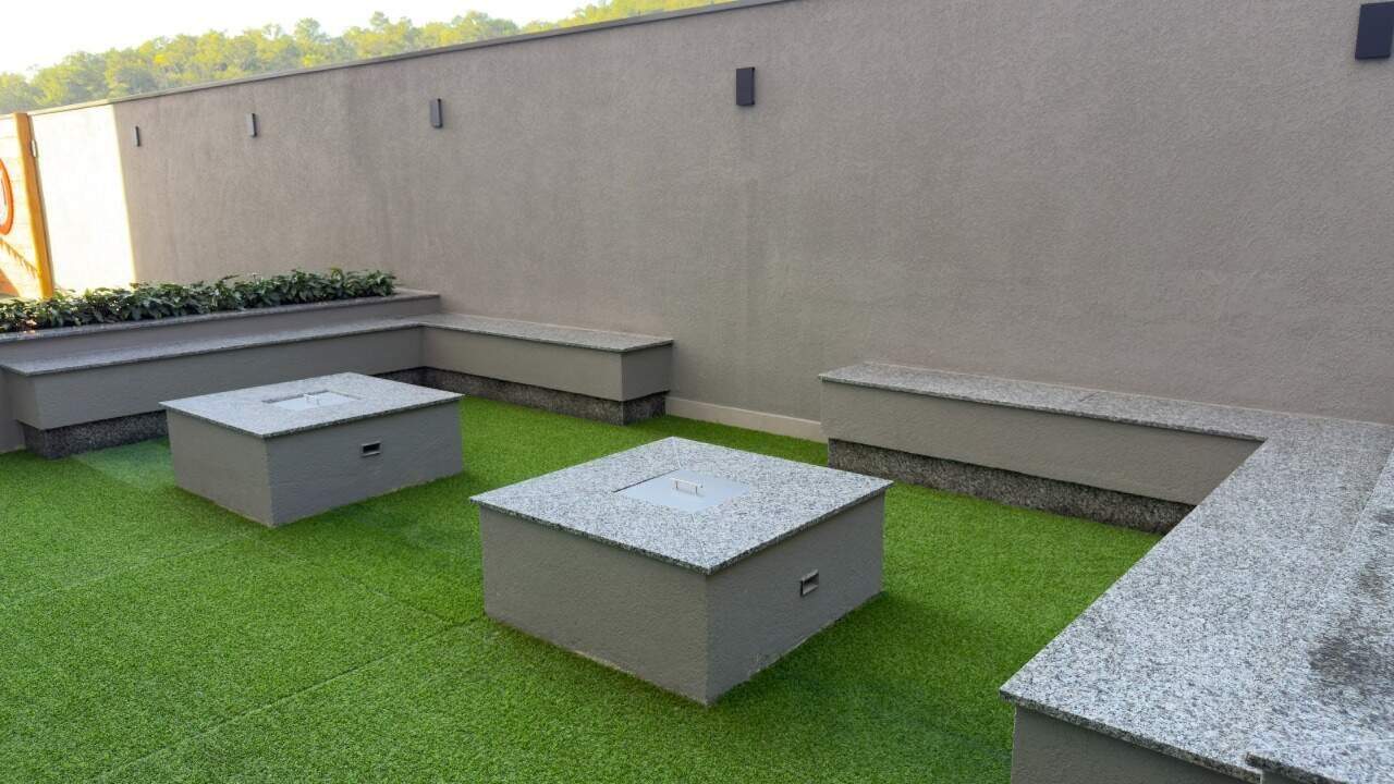 Fireplace ao ar livre, com bancos e gramado sintético