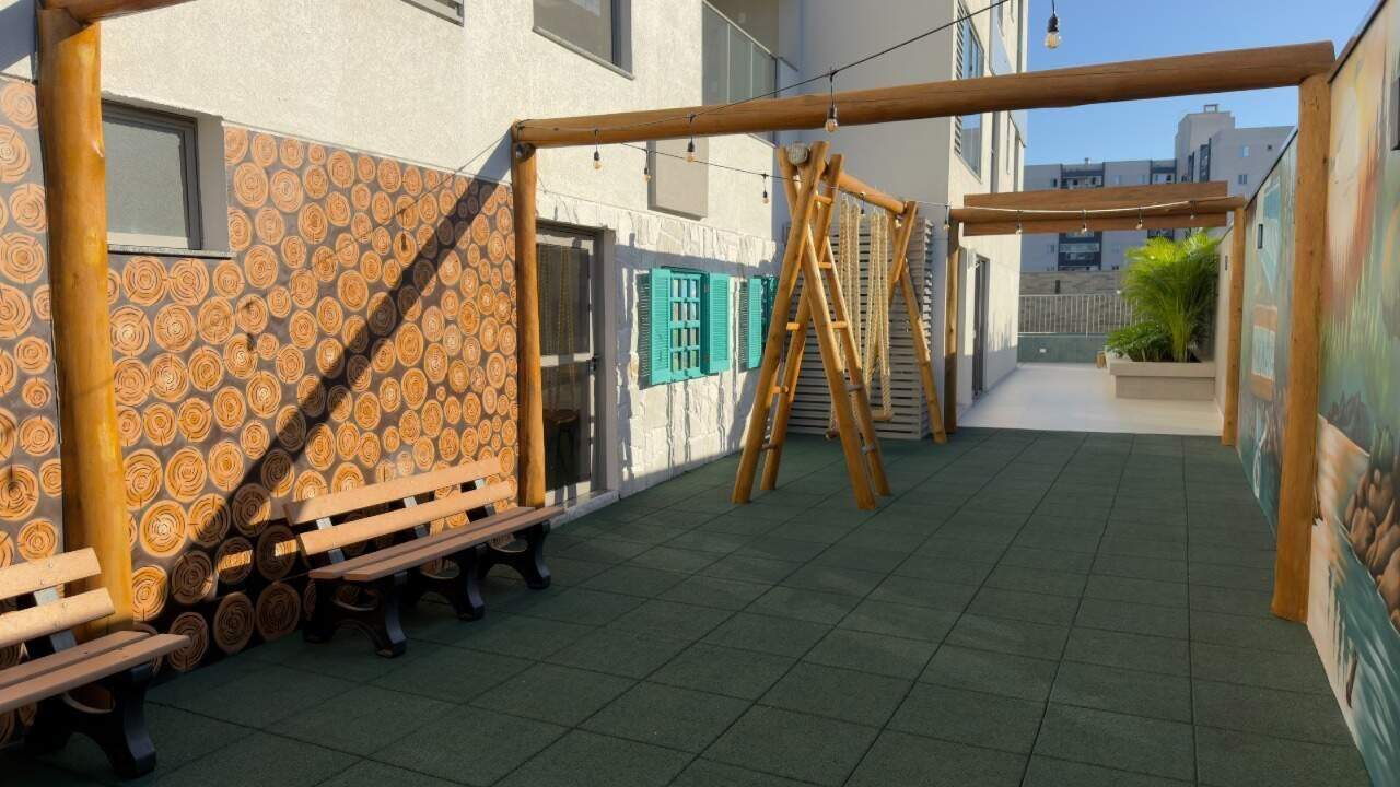 Kikiuaka Club, espaço infantil com balanço de madeira e bancos